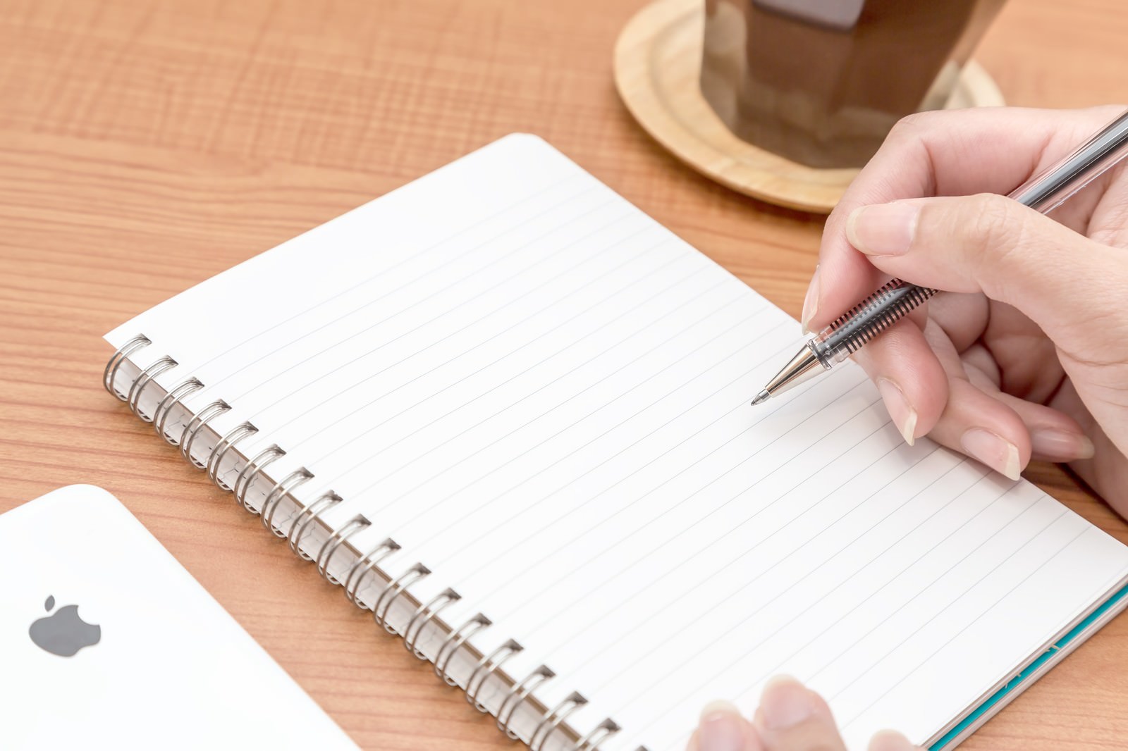 ノートに書き込みながら学習する手元