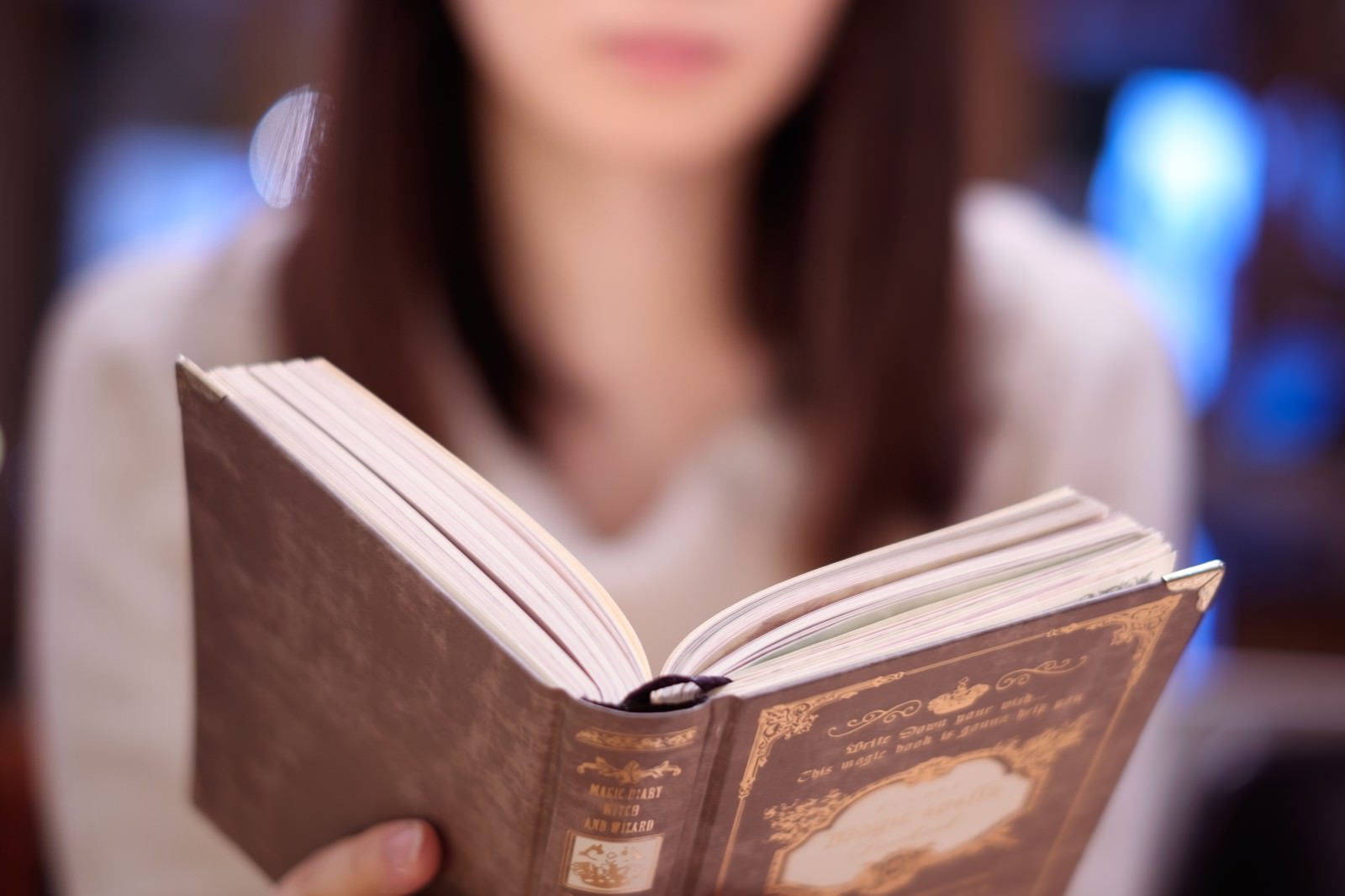 本を読んで独学する女性の手元