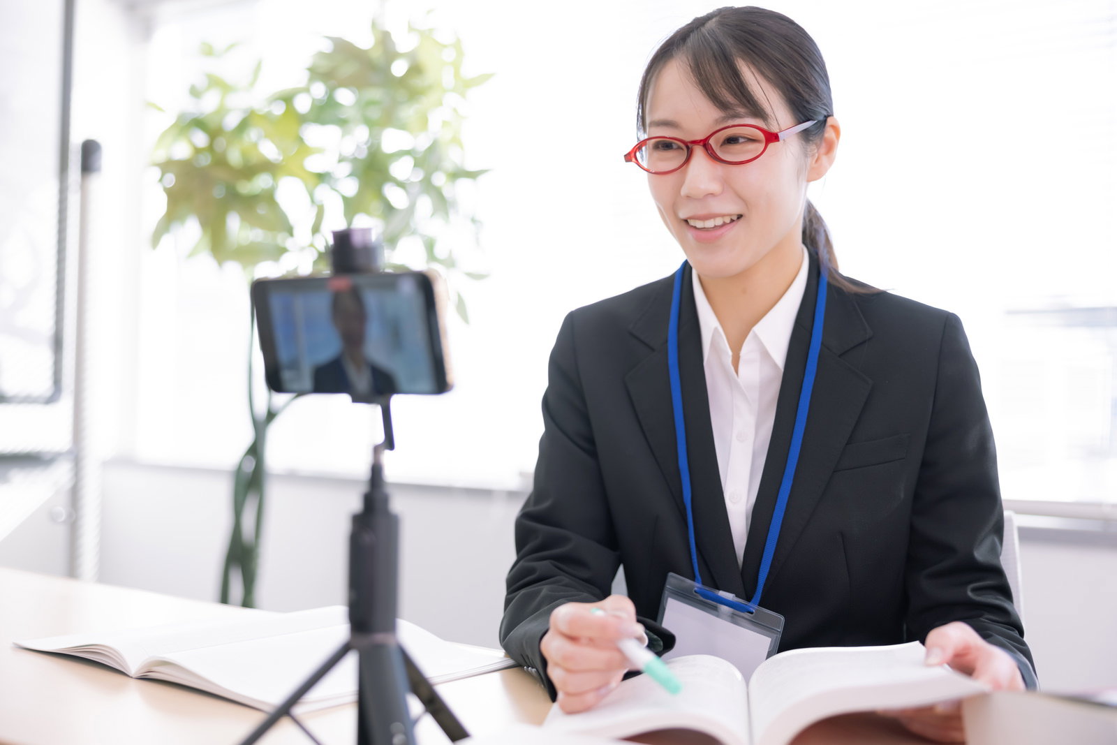 オンラインレッスンで話す女性