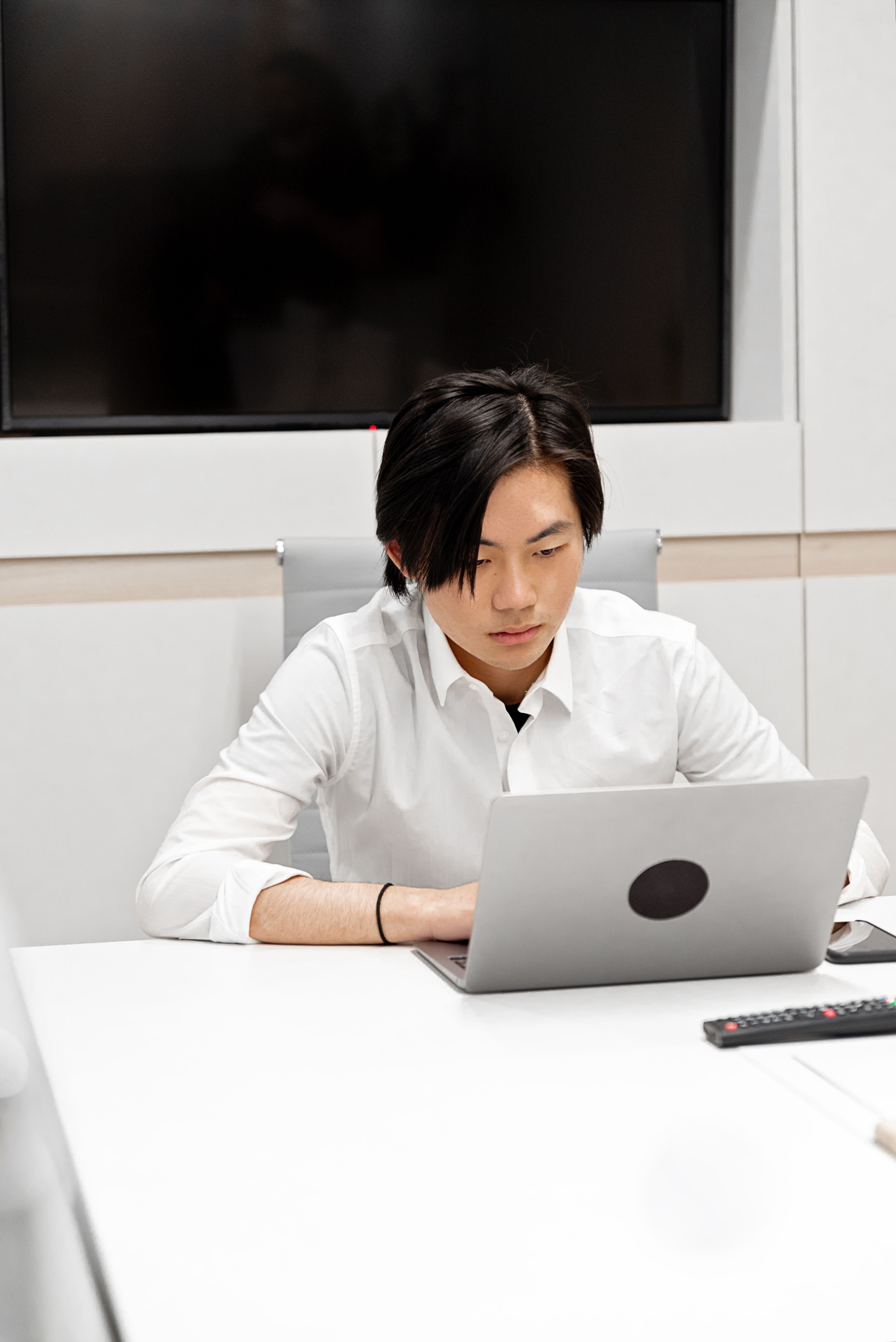 パソコンで仕事をするビジネスパーソン